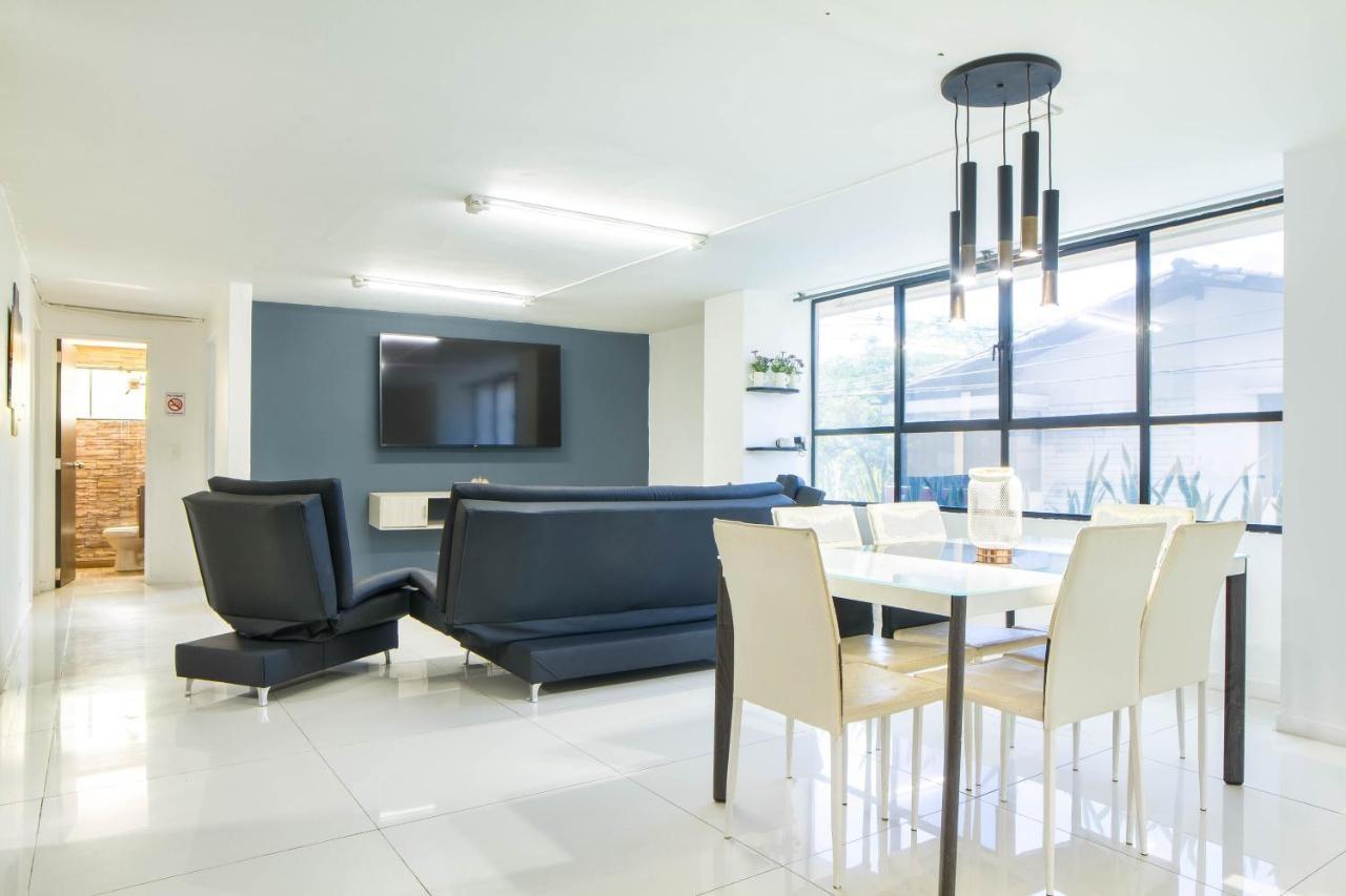 Sala comedor moderna con muebles elegantes en apartamento de 2 habitaciones cerca Parque Lleras Medellín