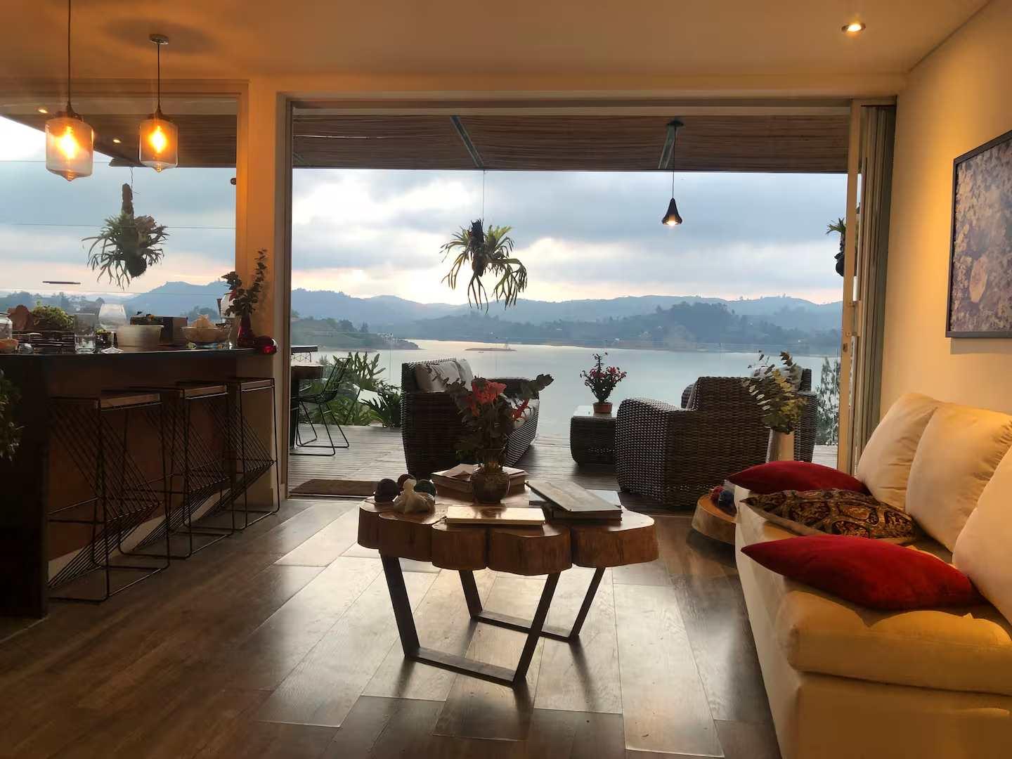 Sala moderna con vista panorámica al lago Guatapé en villa de lujo en Peñol