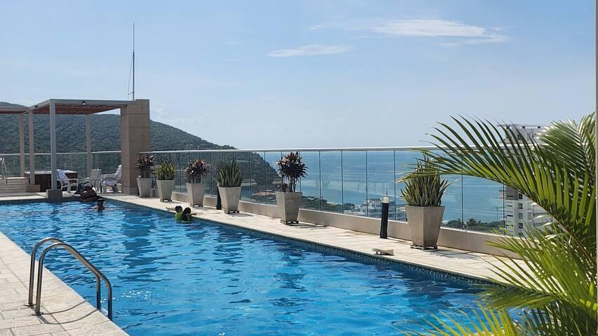 Piscina en azotea con vista al mar del apartamento Premium Suite con balcón en Santa Marta