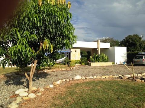 Casa con jardín amplio y árbol de mango en Apulo, propiedad vacacional tropical