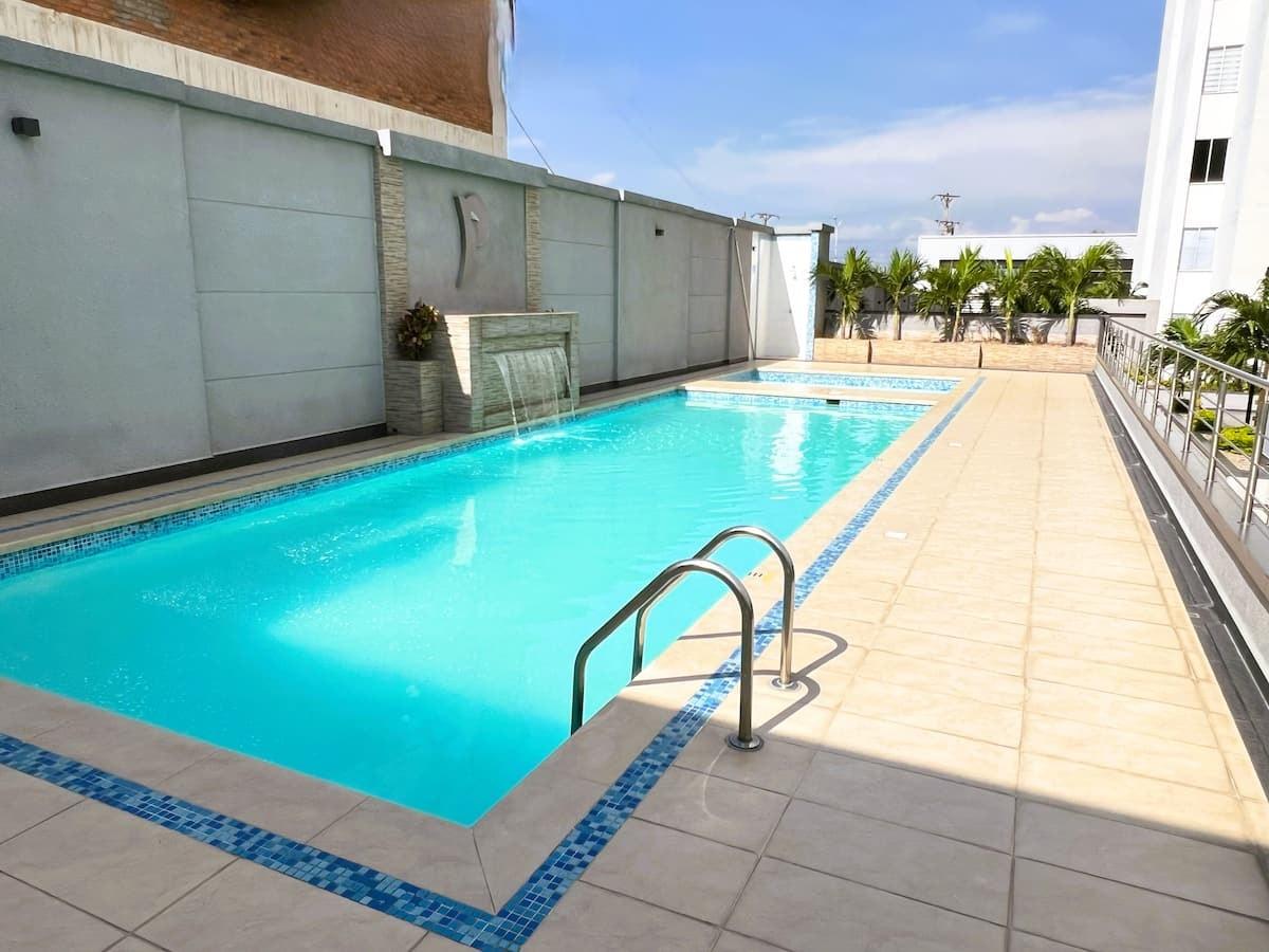 Piscina privada con cascada y terraza en apartamento inteligente La Morada de Serson en Cúcuta