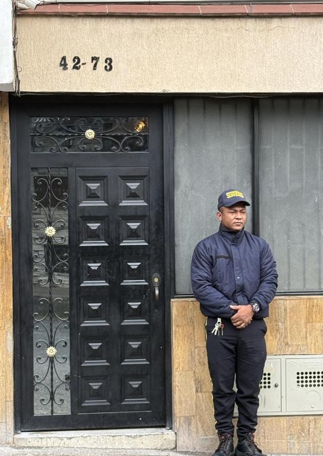 Fachada de apartamento con seguridad privada en Medellín cerca del Parque Lleras