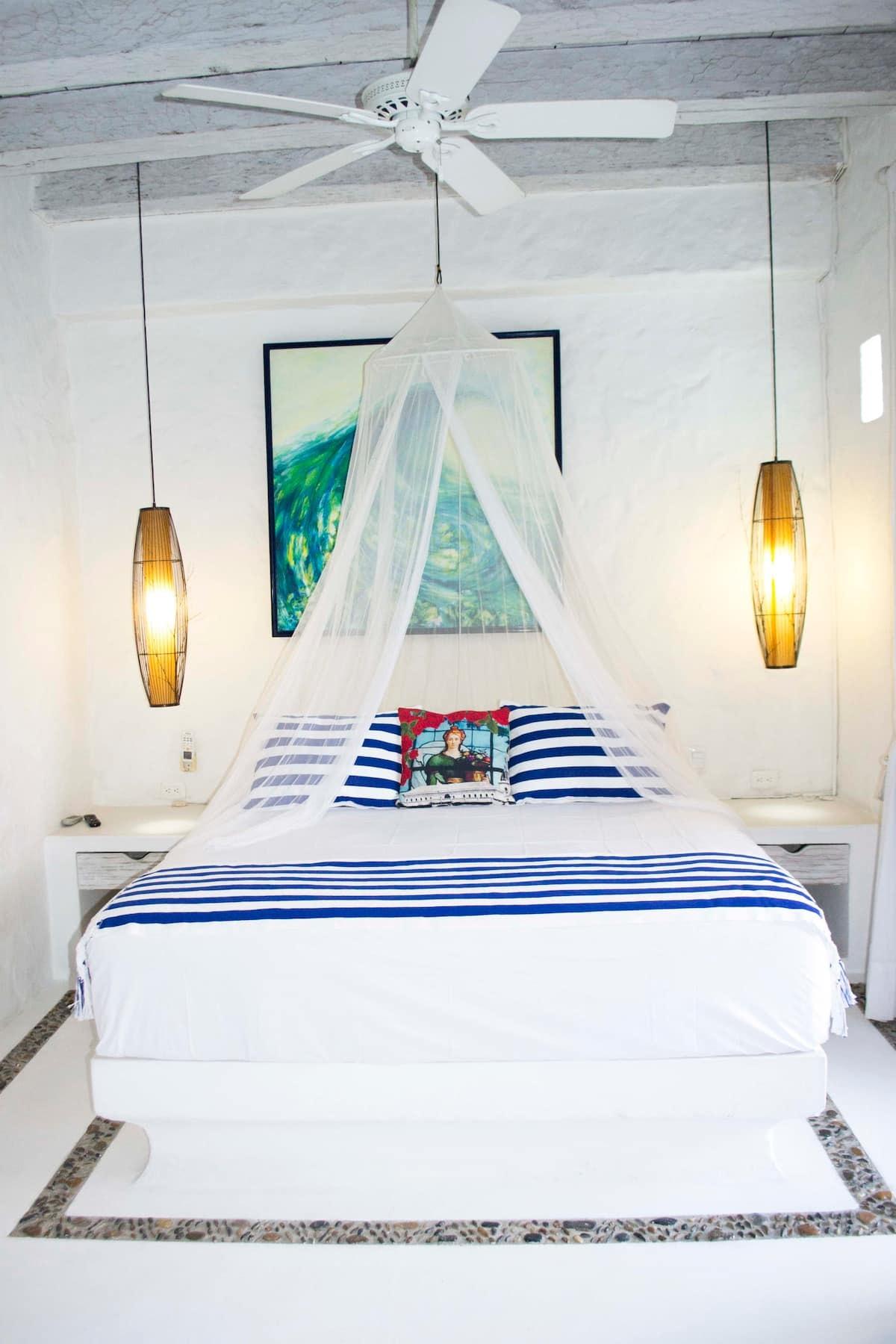 Habitación principal con cama doble y decoración náutica en casa privada Cartagena de Indias