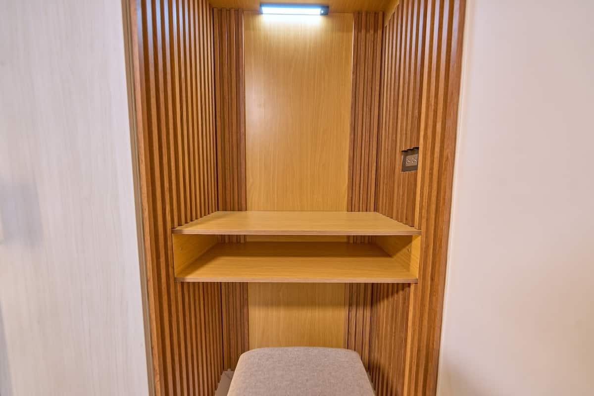 Elegante escritorio empotrado de madera con iluminación LED en apartamento Mi Segunda Morada Cúcuta