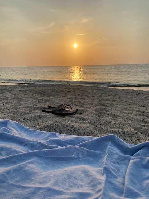 Vista al mar desde playa en Gaira con atardecer dorado, apartamento Salguero Suites cerca del océano