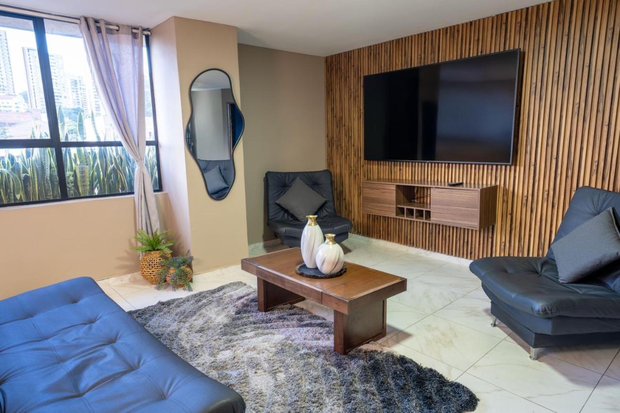 3 bedroom apartment, with arcade machine - 1 block from lleras park p7