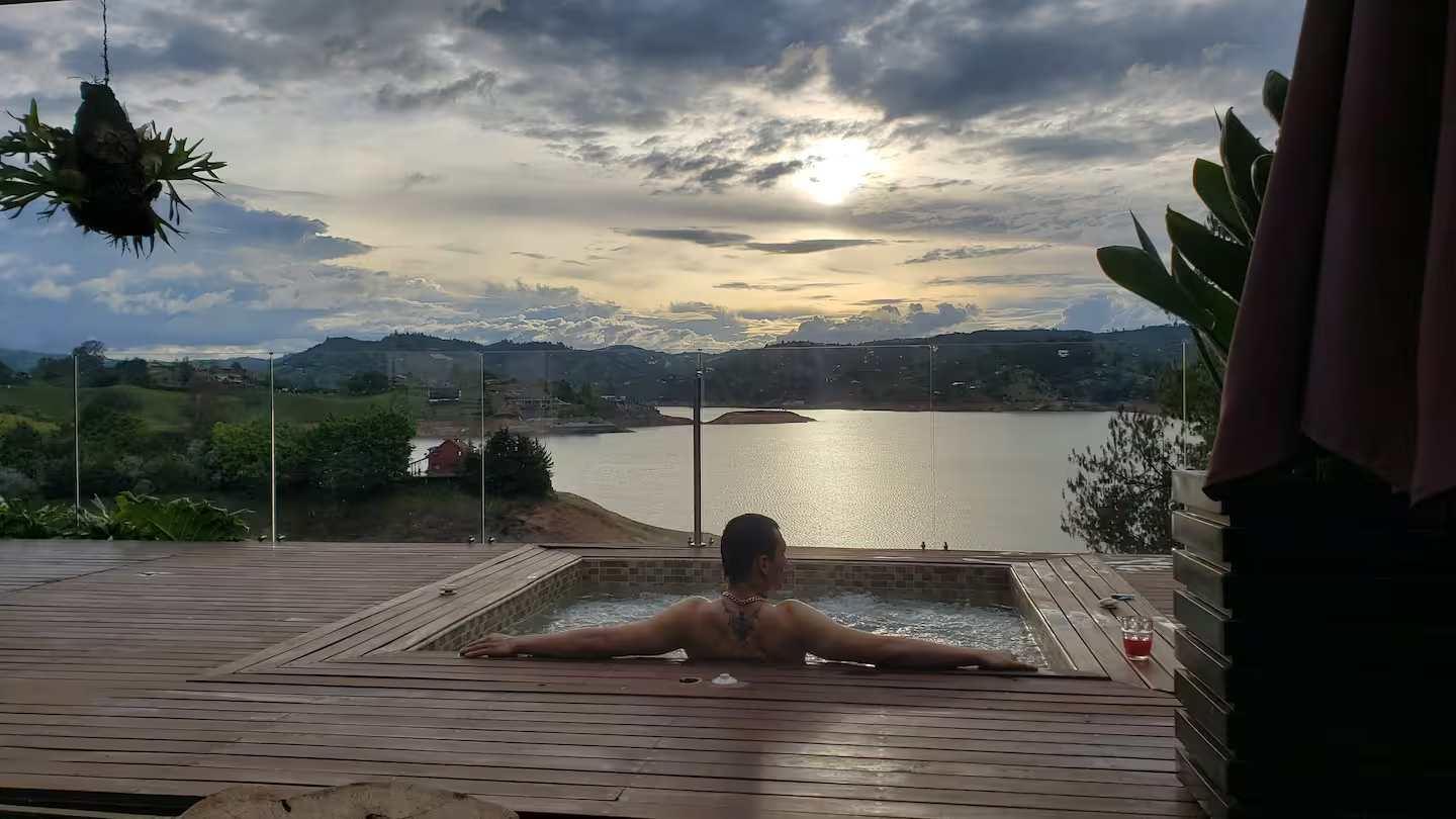 Jacuzzi privado en terraza de villa de lujo con vista panorámica al lago de Guatapé